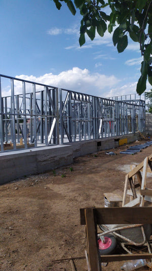 Construction d'un hangar de 240 mètres carrés, montage de la structure métallique thumbnail