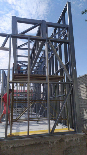 Construction d'un hangar de 240 mètres carrés, montage de la structure métallique thumbnail