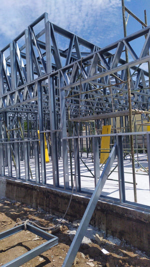 Construction d'un hangar de 240 mètres carrés, montage de la structure métallique thumbnail