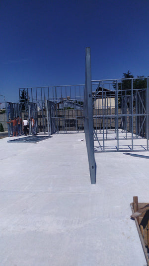 Construction d'un hangar de 240 mètres carrés, montage de la structure métallique thumbnail