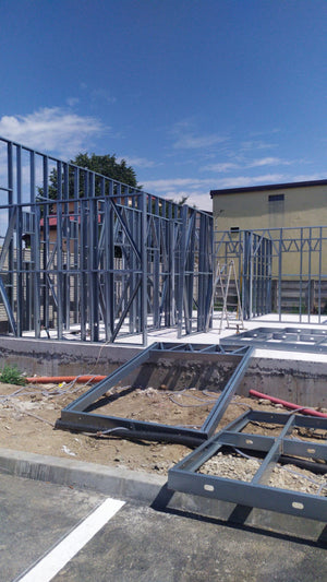 Construction d'un hangar de 240 mètres carrés, montage de la structure métallique thumbnail