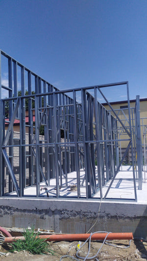 Construction d'un hangar de 240 mètres carrés, montage de la structure métallique thumbnail