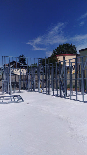 Construction d'un hangar de 240 mètres carrés, montage de la structure métallique thumbnail