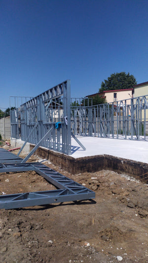 Construction d'un hangar de 240 mètres carrés, montage de la structure métallique thumbnail