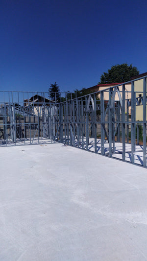 Construction d'un hangar de 240 mètres carrés, montage de la structure métallique thumbnail