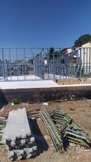 Construction d'un hangar de 240 mètres carrés, montage de la structure métallique thumbnail