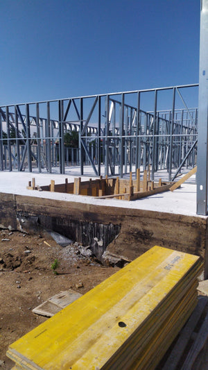 Construction d'un hangar de 240 mètres carrés, montage de la structure métallique thumbnail