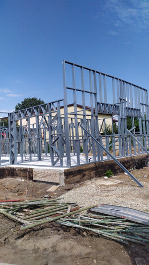 Construction d'un hangar de 240 mètres carrés, montage de la structure métallique thumbnail