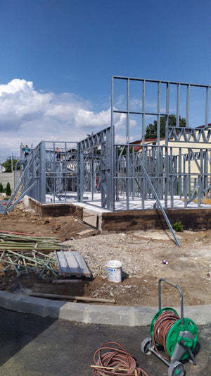 Construction d'un hangar de 240 mètres carrés, montage de la structure métallique thumbnail