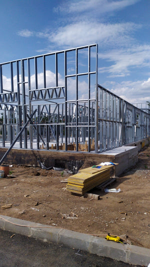Construction d'un hangar de 240 mètres carrés, montage de la structure métallique thumbnail