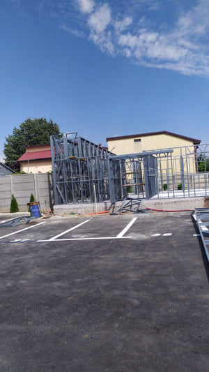 Construction d'un hangar de 240 mètres carrés, montage de la structure métallique thumbnail