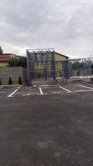 Construction d'un hangar de 240 mètres carrés, montage de la structure métallique thumbnail