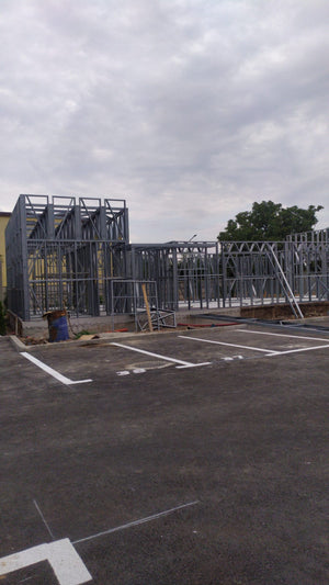 Construction d'un hangar de 240 mètres carrés, montage de la structure métallique thumbnail
