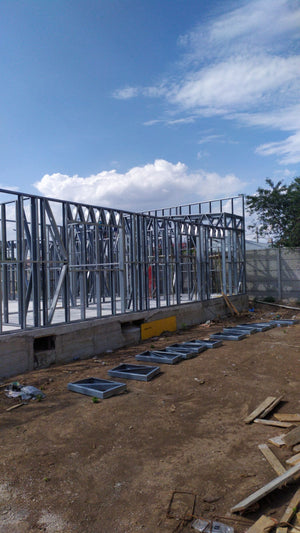Construction d'un hangar de 240 mètres carrés, montage de la structure métallique thumbnail