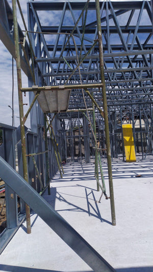 Construction d'un hangar de 240 mètres carrés, montage de la structure métallique thumbnail