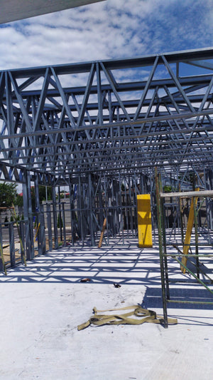 Construction d'un hangar de 240 mètres carrés, montage de la structure métallique thumbnail