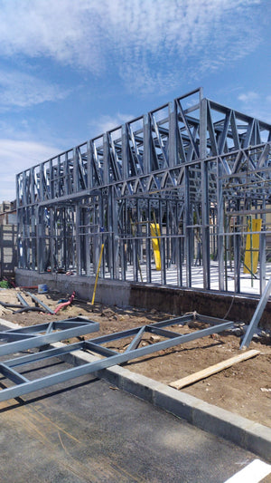 Construction d'un hangar de 240 mètres carrés, montage de la structure métallique thumbnail