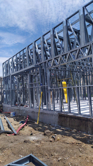 Construction d'un hangar de 240 mètres carrés, montage de la structure métallique thumbnail