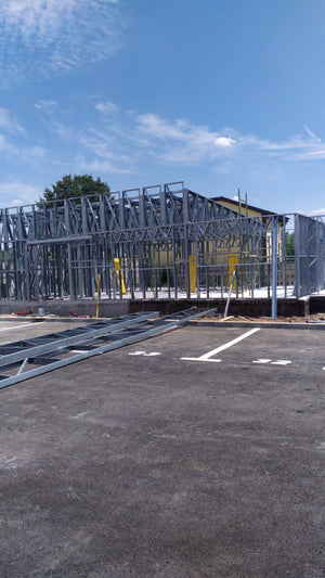Construction d'un hangar de 240 mètres carrés, montage de la structure métallique thumbnail