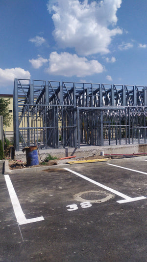 Construction d'un hangar de 240 mètres carrés, montage de la structure métallique thumbnail