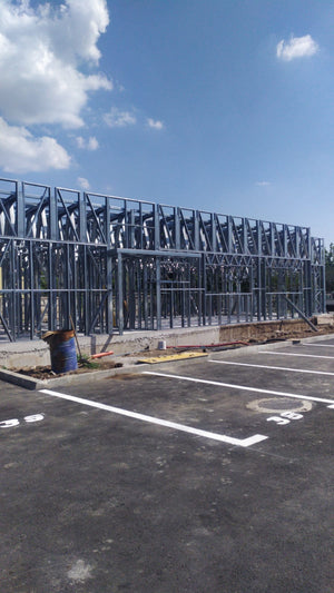 Construction d'un hangar de 240 mètres carrés, montage de la structure métallique thumbnail