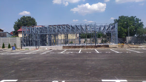 Construction d'un hangar de 240 mètres carrés, montage de la structure métallique thumbnail
