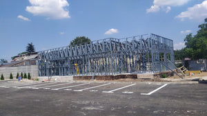 Construction d'un hangar de 240 mètres carrés, montage de la structure métallique thumbnail