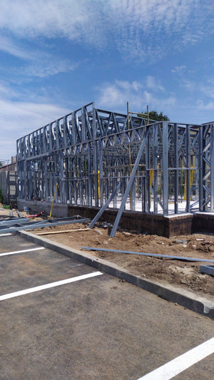 Construction d'un hangar de 240 mètres carrés, montage de la structure métallique thumbnail
