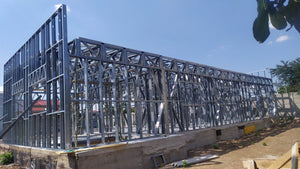 Construction d'un hangar de 240 mètres carrés, montage de la structure métallique thumbnail
