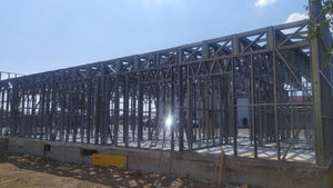 Construction d'un hangar de 240 mètres carrés, montage de la structure métallique thumbnail