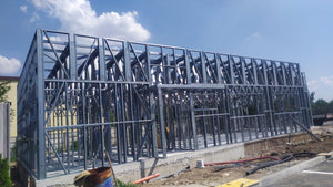Construction d'un hangar de 240 mètres carrés, montage de la structure métallique thumbnail