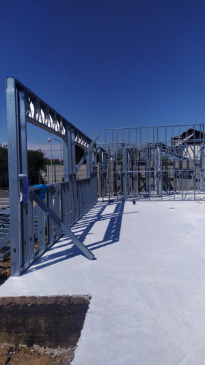 Construction d'un hangar de 240 mètres carrés, montage de la structure métallique thumbnail