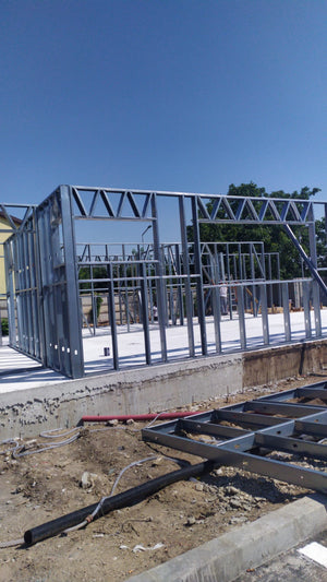 Construction d'un hangar de 240 mètres carrés, montage de la structure métallique thumbnail