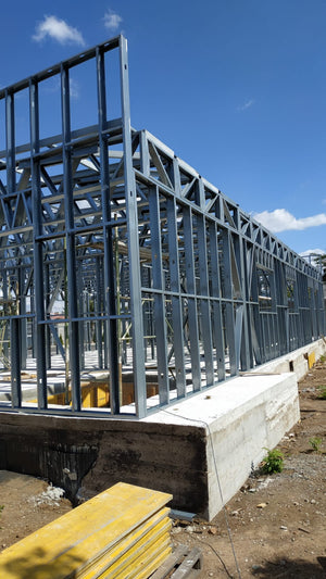 Construction d'un hangar de 240 mètres carrés, montage de la structure métallique thumbnail