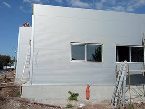 Construction d'un hangar métallique de 240 mètres carrés, montage de panneaux sandwich thumbnail