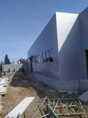 Construction d'un hangar métallique de 240 mètres carrés, montage de panneaux sandwich thumbnail