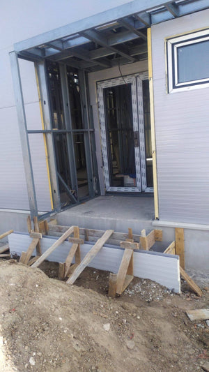 Construction d'un hangar métallique de 240 mètres carrés, montage de panneaux sandwich thumbnail