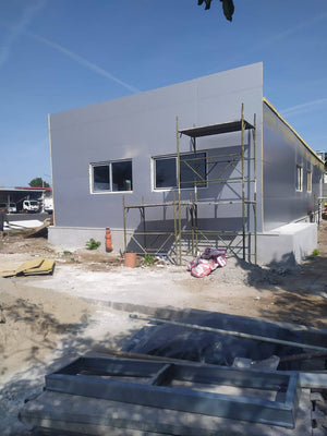 Construction d'un hangar métallique de 240 mètres carrés, montage de panneaux sandwich thumbnail