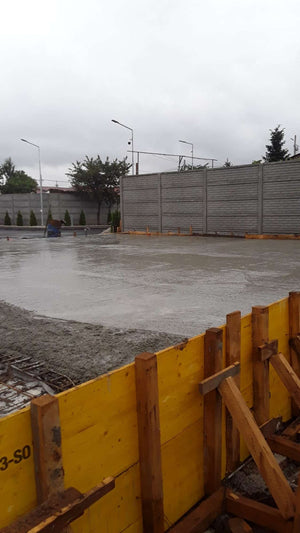 Construction d'un hangar métallique de 240 mètres carrés, coulée de la dalle de fondation thumbnail
