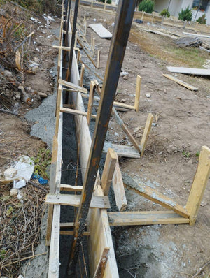 Construction du socle et des poteaux pour le projet de clôture du terrain thumbnail