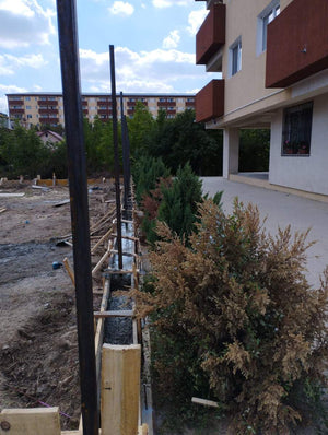 Construction du socle et des poteaux pour le projet de clôture du terrain thumbnail