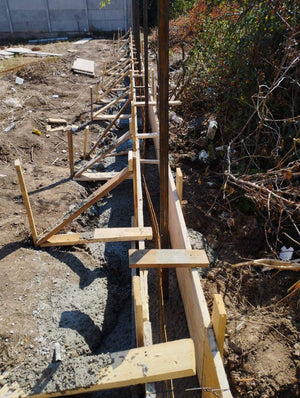 Construction du socle et des poteaux pour le projet de clôture du terrain thumbnail