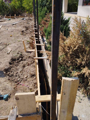Construction du socle et des poteaux pour le projet de clôture du terrain thumbnail