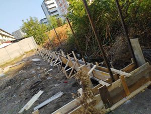 Construction du socle et des poteaux pour le projet de clôture du terrain thumbnail