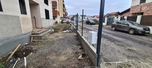 Construction du socle et des poteaux pour le projet de clôture du terrain thumbnail