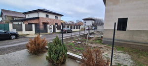 Construction du socle et des poteaux pour le projet de clôture du terrain thumbnail