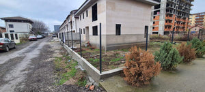 Construction du socle et des poteaux pour le projet de clôture du terrain thumbnail