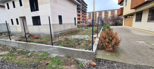 Construction du socle et des poteaux pour le projet de clôture du terrain thumbnail