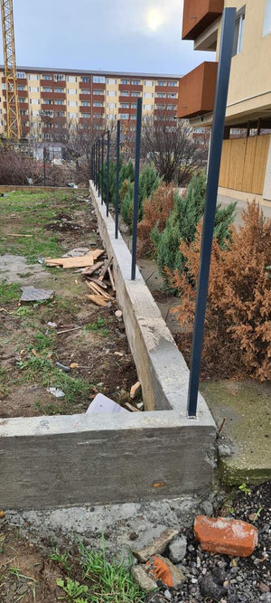 Construction du socle et des poteaux pour le projet de clôture du terrain thumbnail