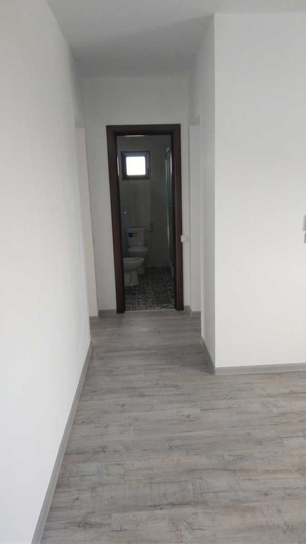 culoar catre baie cu finisaje interioare terminate